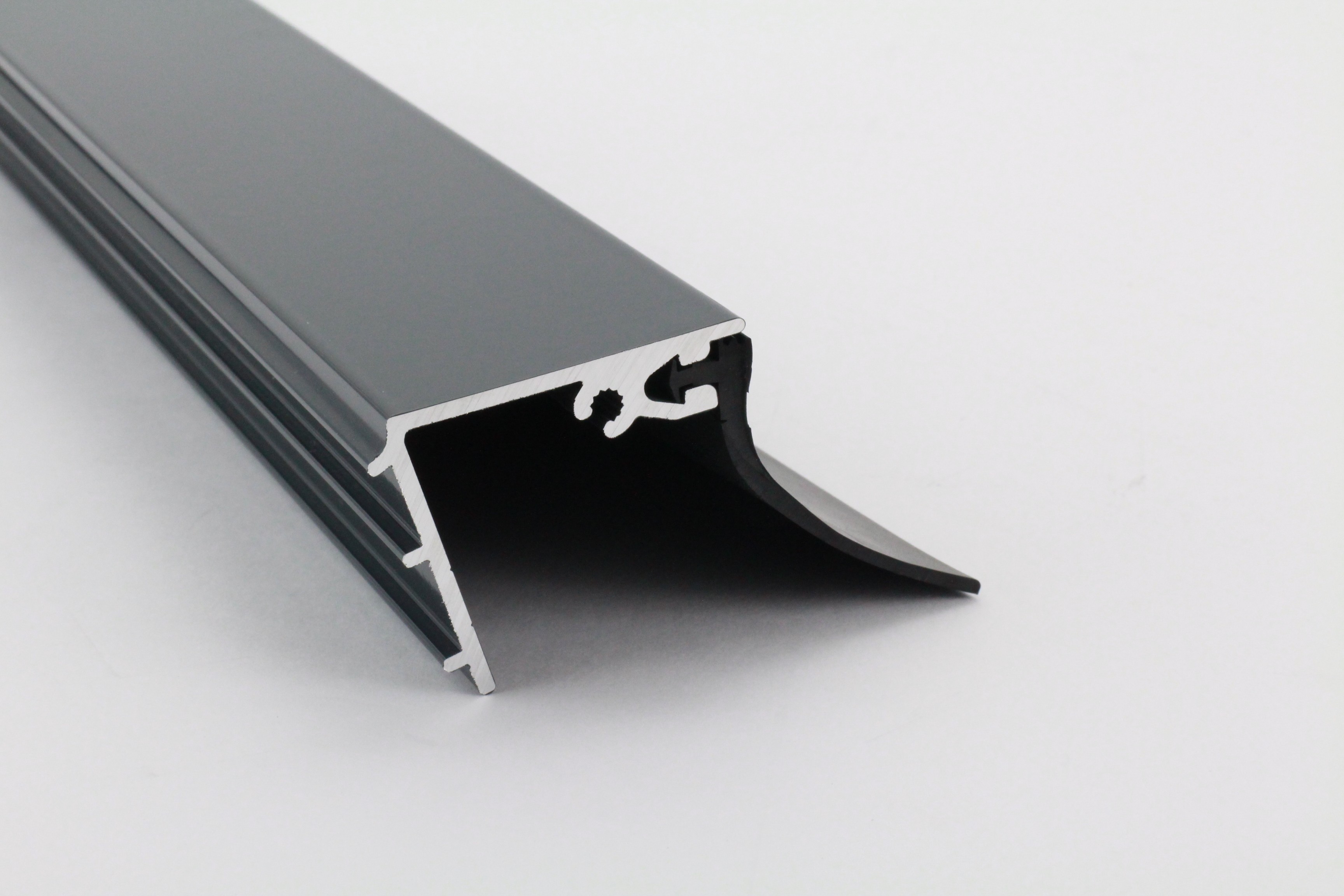 Aluminium muuraansluitprofiel in RAL met zwart afsluitrubber | 66 mm | 300 cm