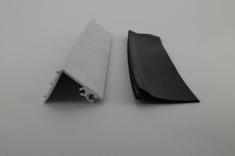 Aluminium muuraansluitprofiel met zwart afsluitrubber | 66 mm | 100 cm